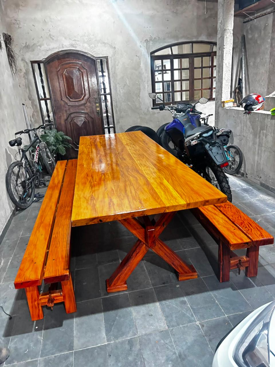 Mesa rústica com dois bancos em peroba rosa – foto 1