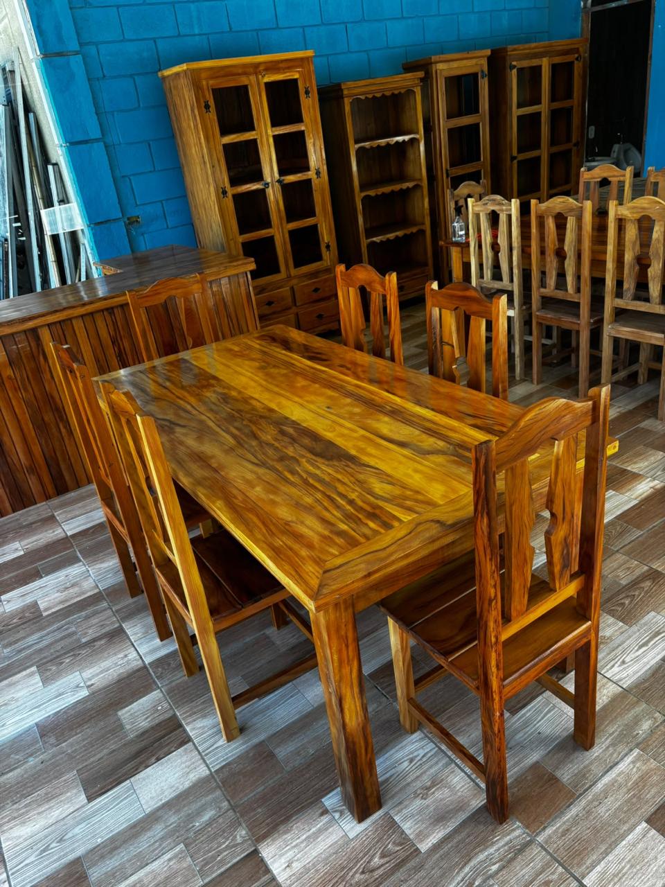 Conjunto de mesa rústica com cadeiras em peroba rosa