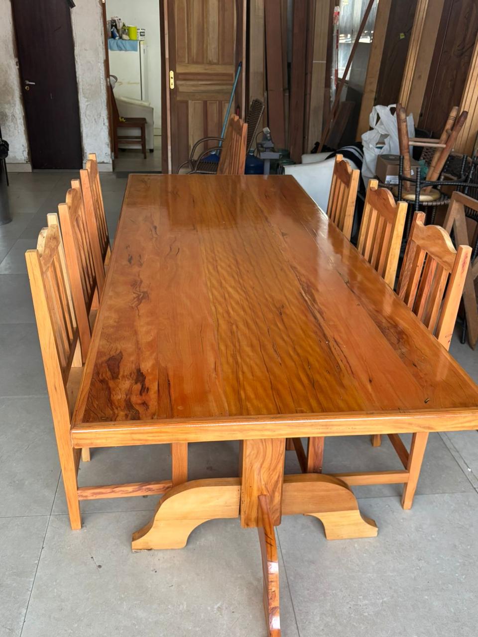 Conjunto de mesa grande com cadeiras em peroba rosa