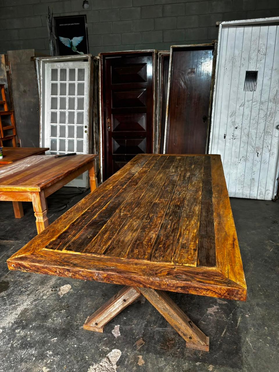 Mesa rústica com tampo de tábuas em peroba rosa