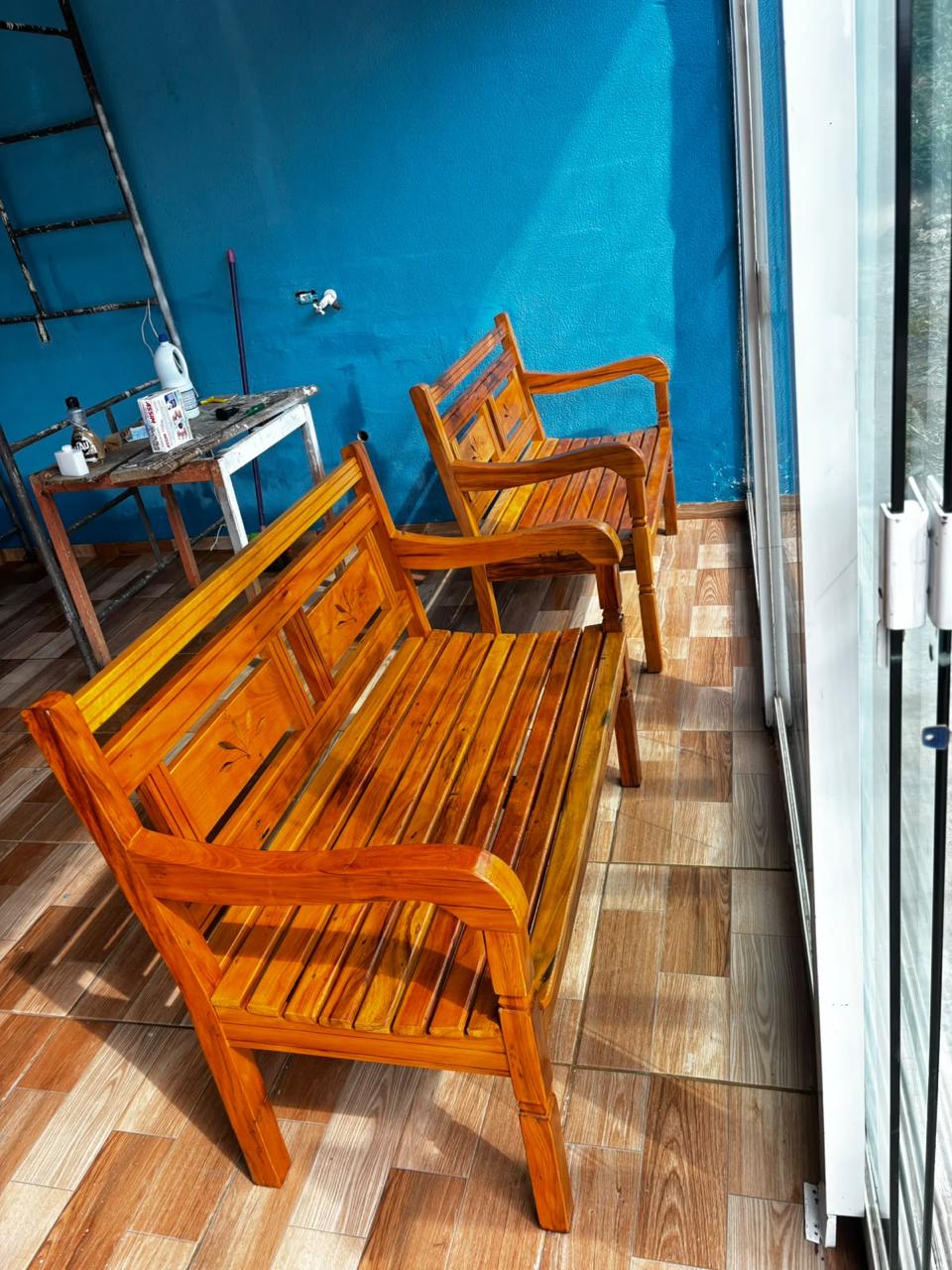 Conjunto de banco e poltronas rústicas em peroba rosa